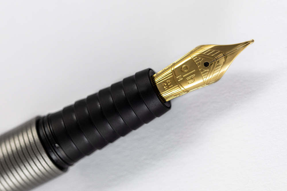 *Otto Hutt Design 08. BLACK PVD Fine Nib.